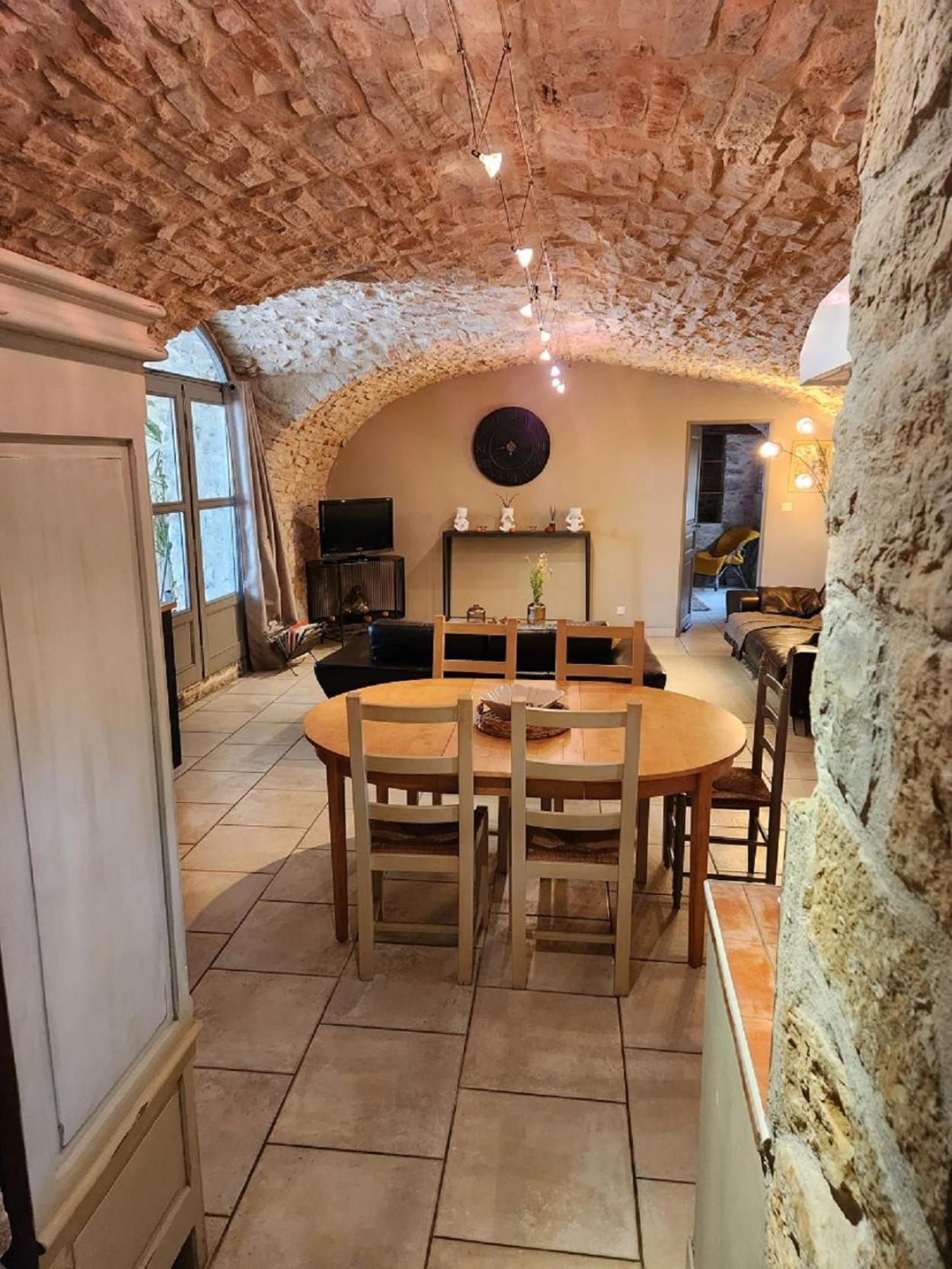 De Charme 80 M², Piscine, Proche D'uzes. Hébergement de vacances